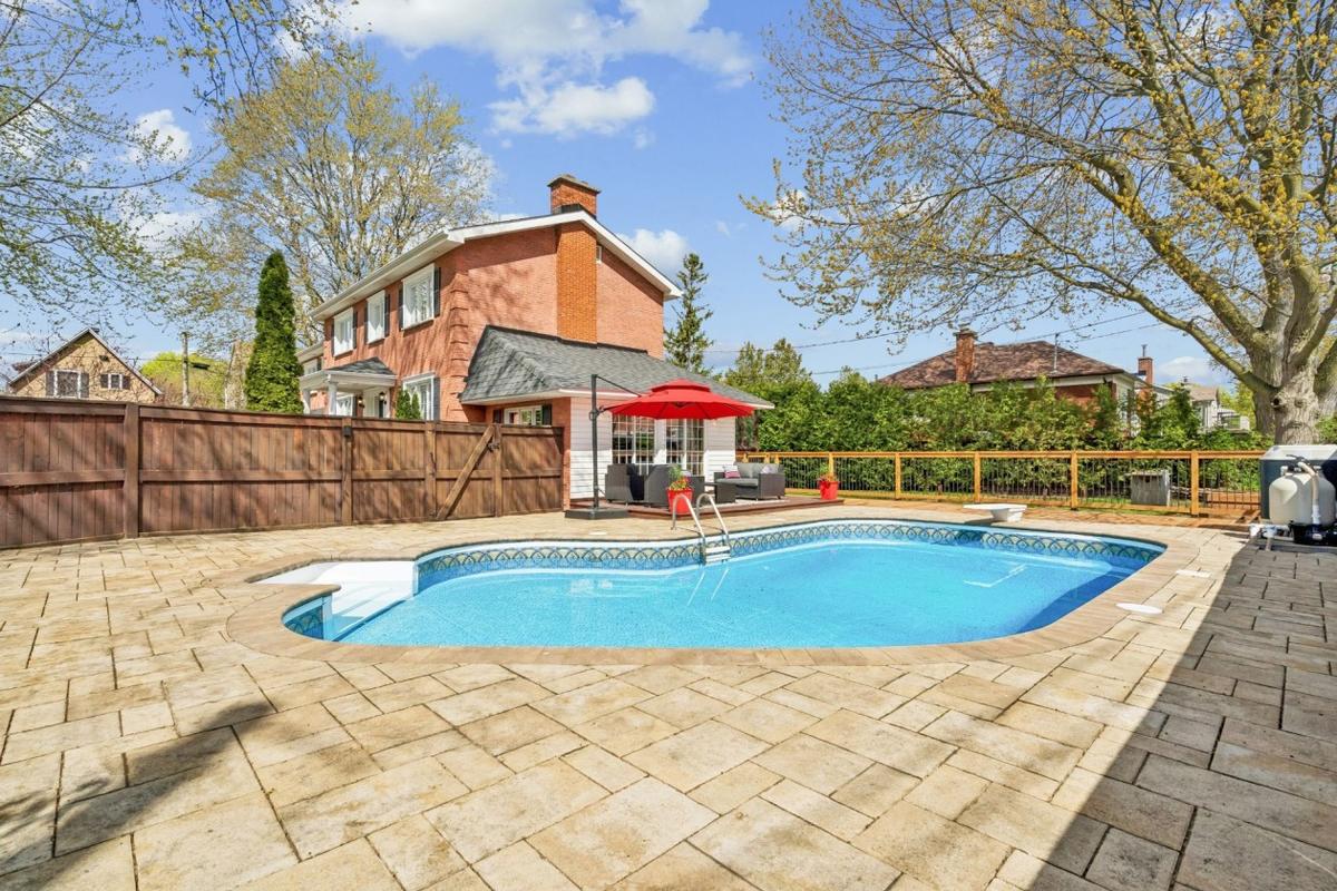 Vue sur la piscine et le terrain
