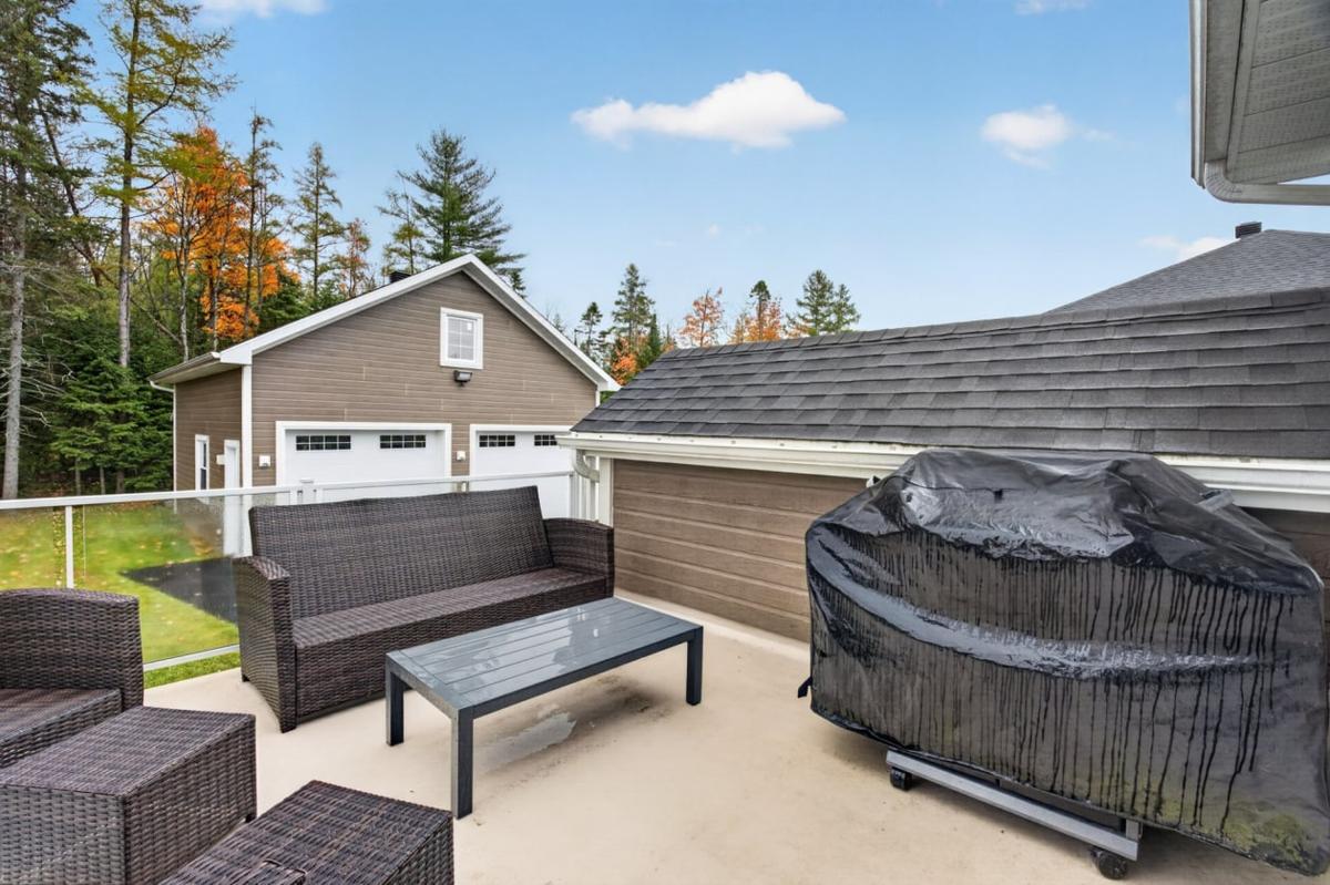 Terrasse et balcon donnant sur la cour