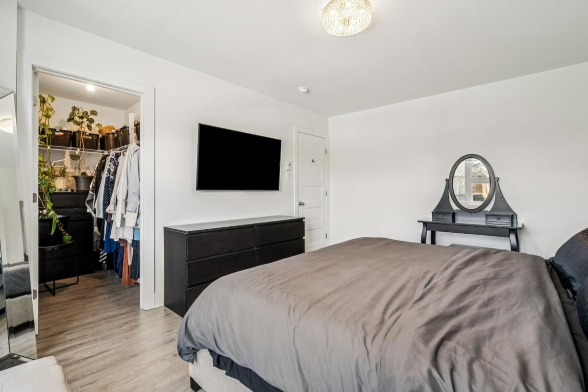 Autre angle de la chambre principale