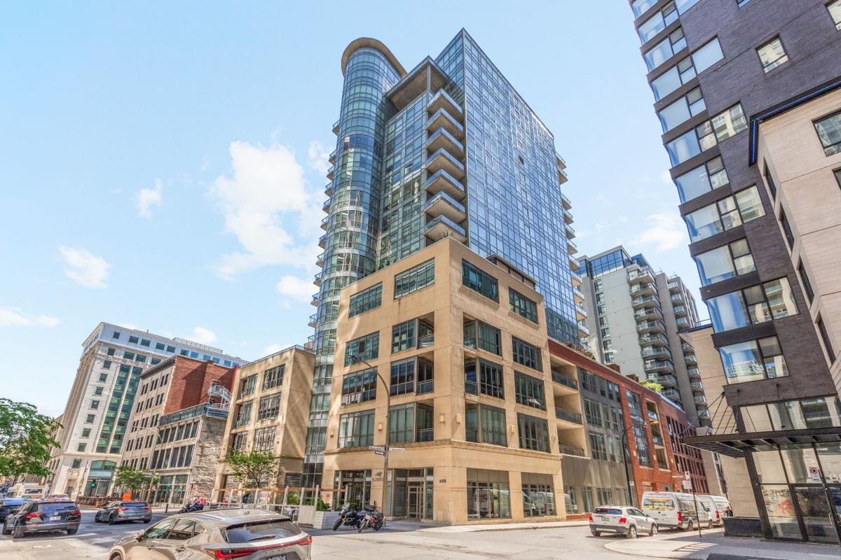 Façade de l'immeuble sur la rue Notre-Dame Ouest