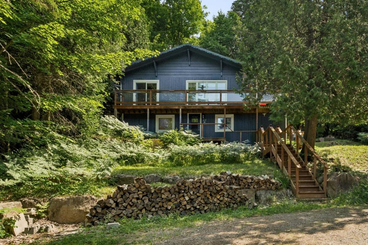 Façade du chalet rénové sur la rue Sunset