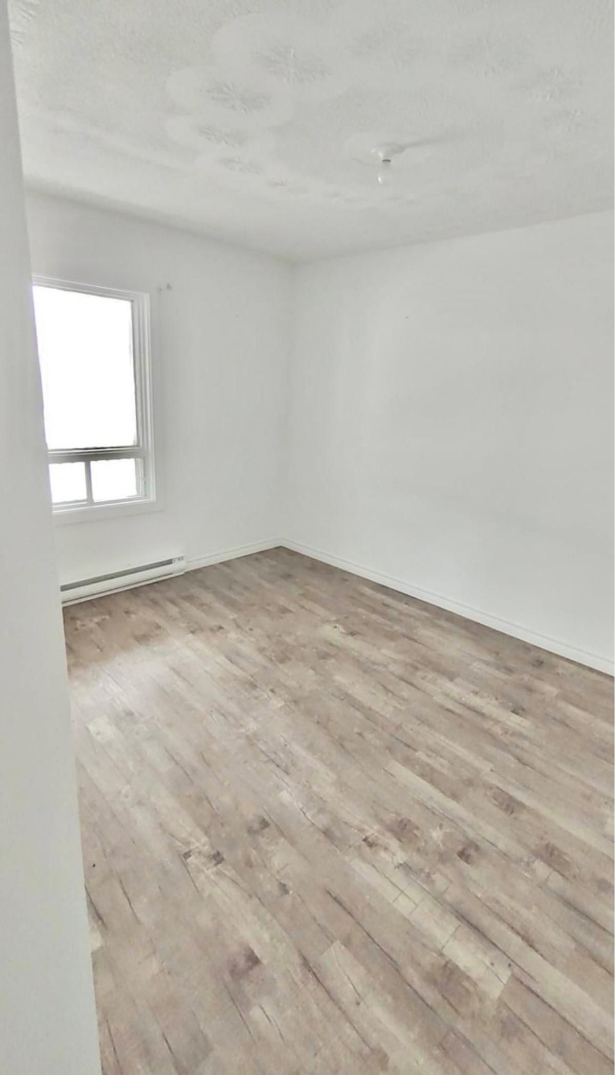 Vue sur une chambre depuis le corridor