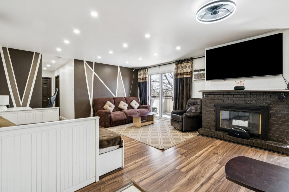 Salon lumineux avec foyer au bois