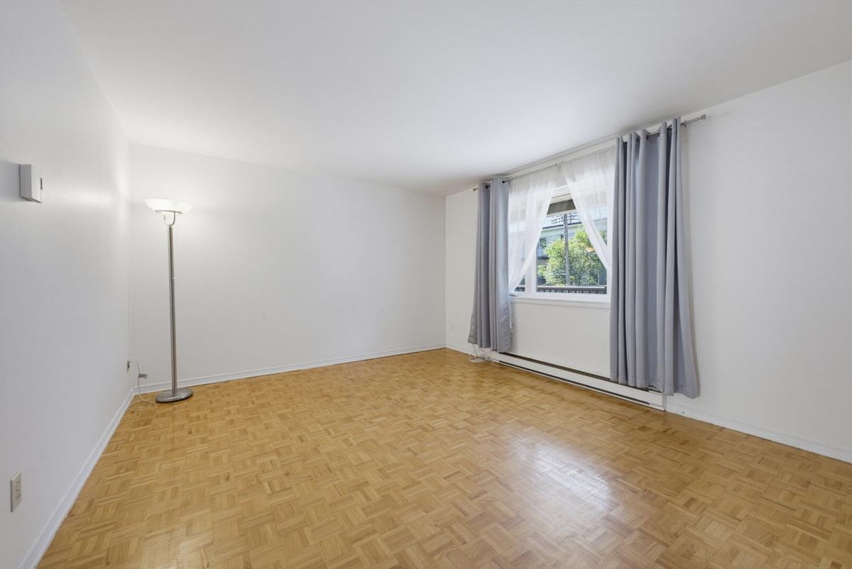 Le salon baigné de lumière naturelle
