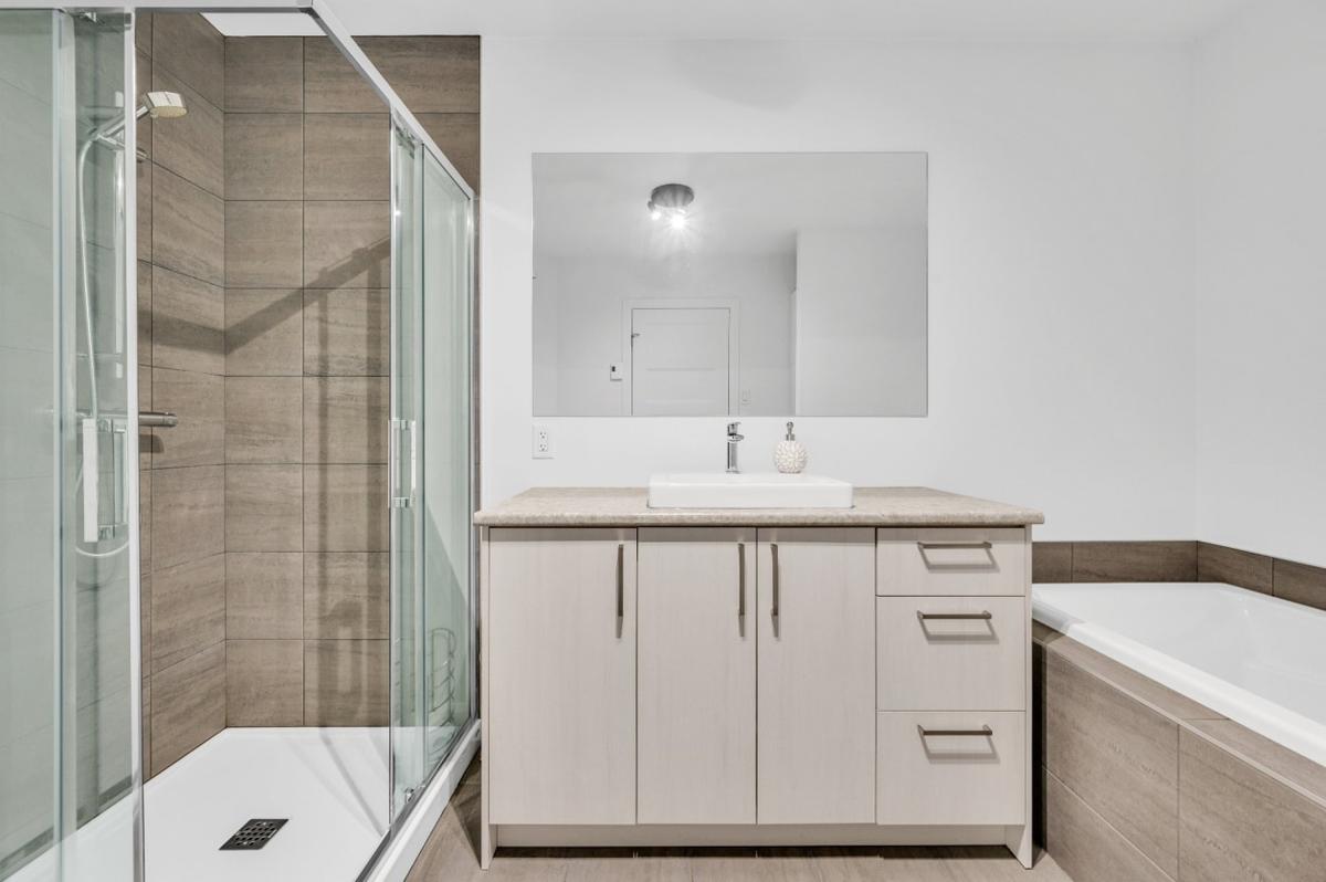 Salle de bain complète à l'étage