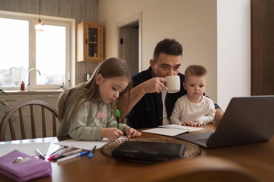 Freepik, enfants et parent, devoirs, fournitures scolaires