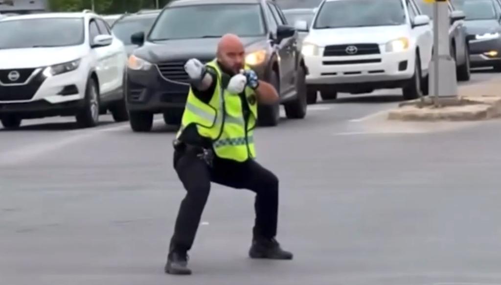Policier qui danse à Blainville