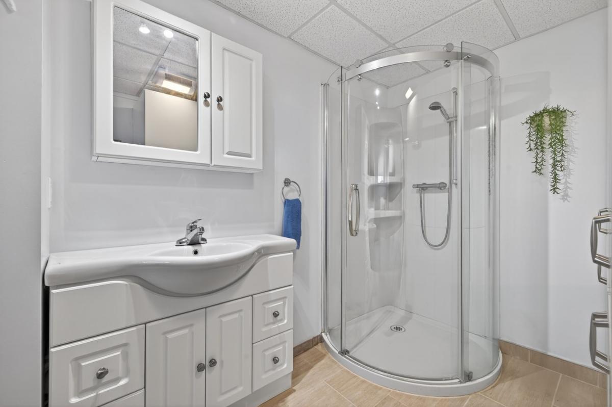 Vue complémentaire de la salle de bain