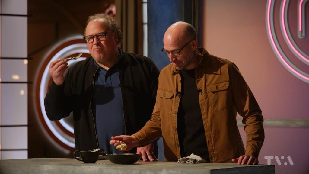 Martin et Stefano qui déguste la poutine d'Hugo à Masterchef québec