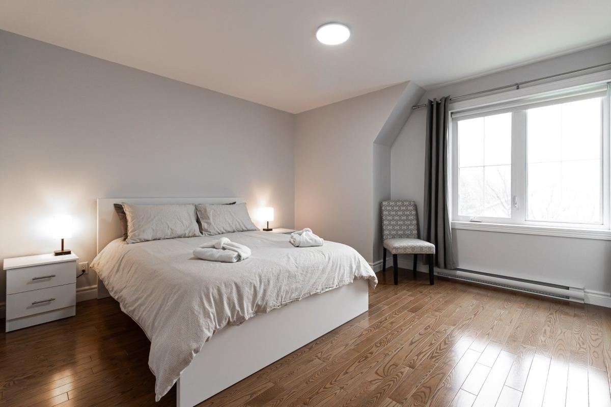 Chambre confortable du sous-sol