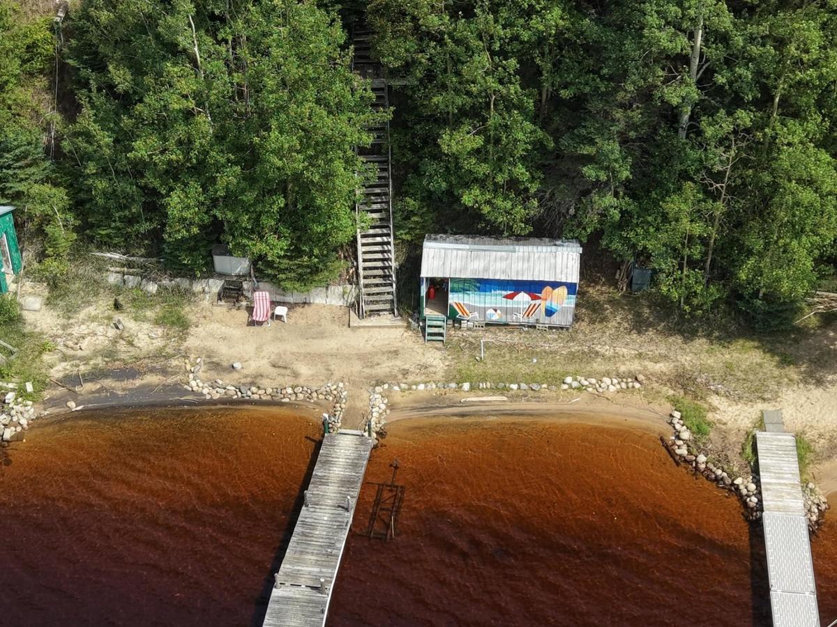 Survol du territoire boisé autour du lac