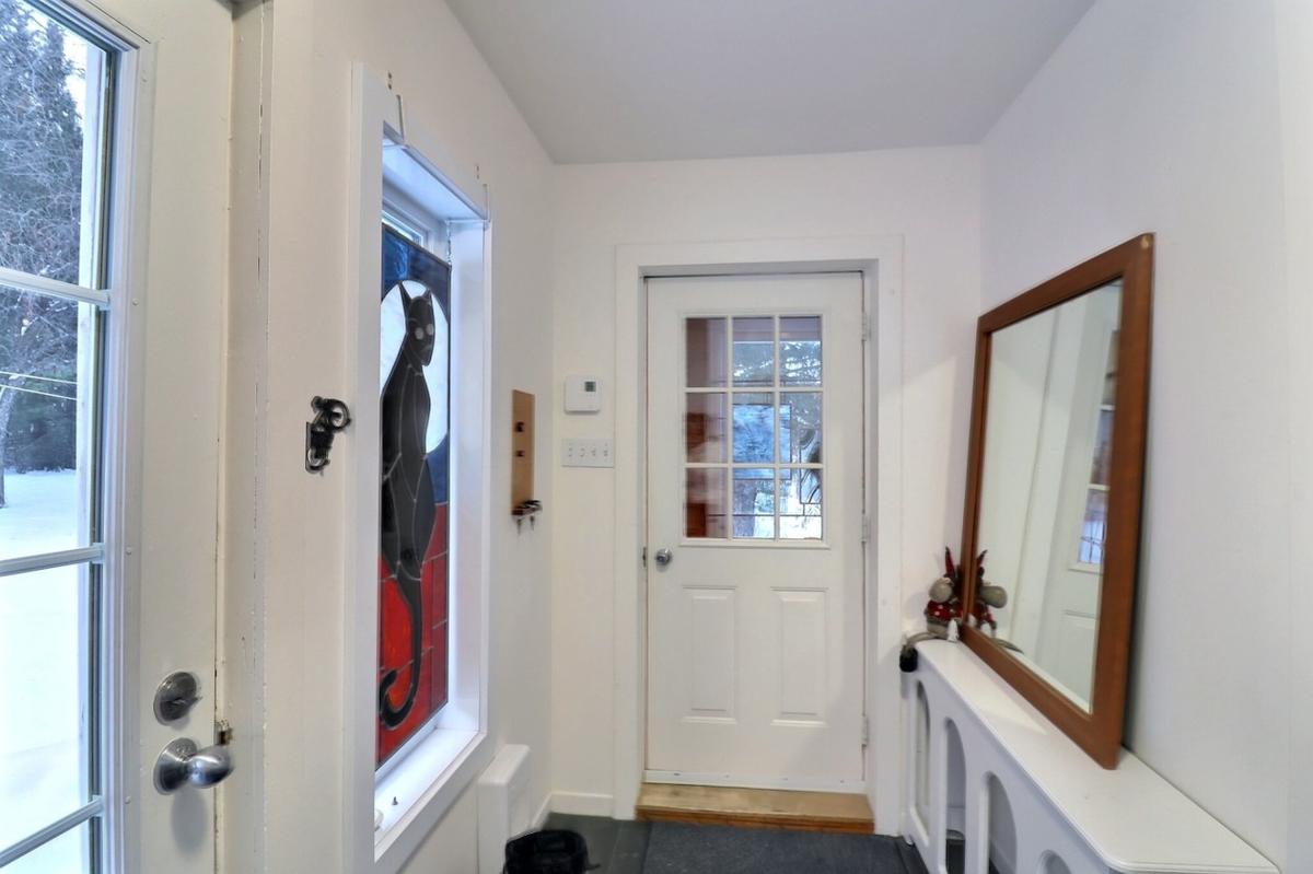 Charmante maison d'époque avec vue imprenable sur le Lac-Saint-Jean : trois chambres, accès au lac et grand terrain paysager