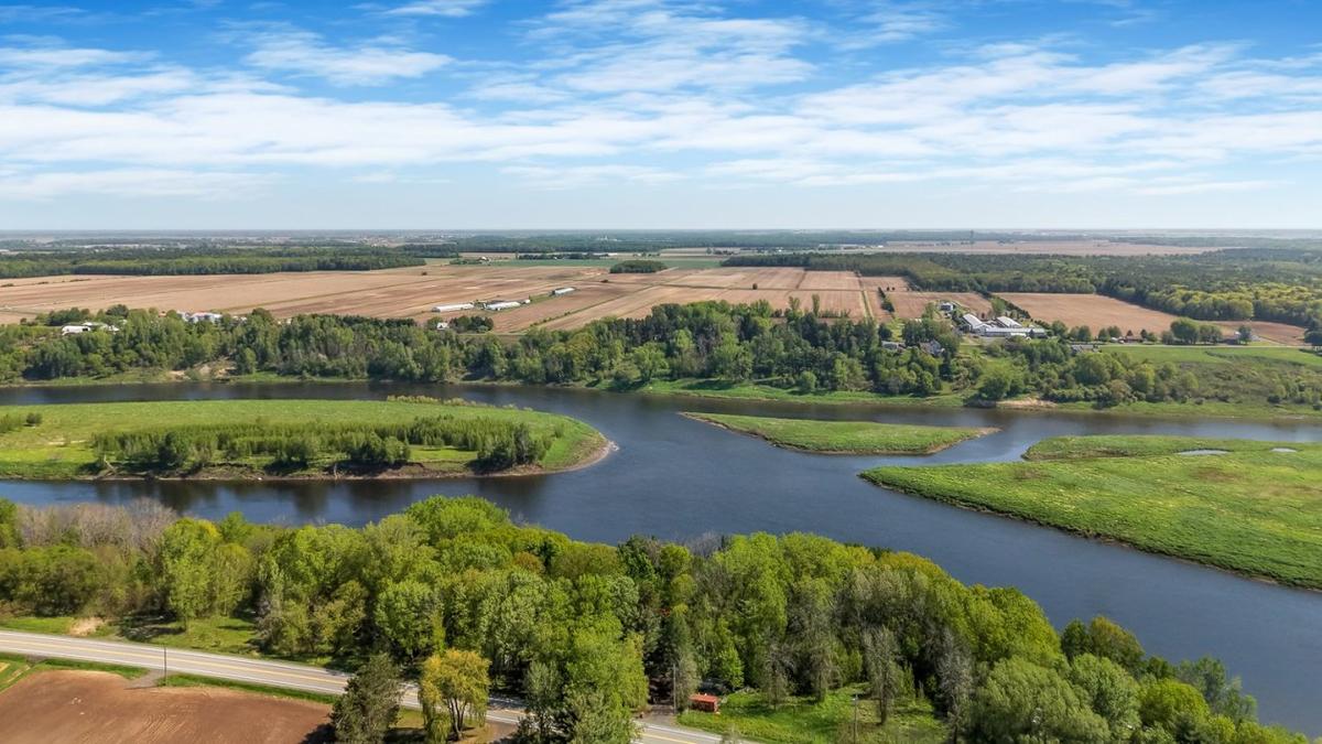 Vue d'ensemble vers la rivière