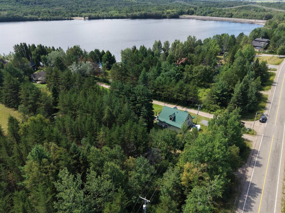 Panorama aérien de la rive