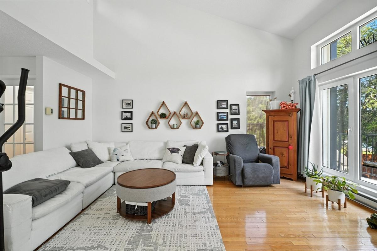 Autre angle du salon avec vue sur l'extérieur