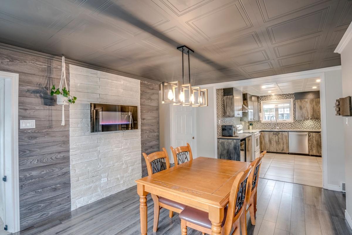 Chaleureuse, spacieuse : une maison de plain-pied à Val-Bélair avec cinq chambres et un poêle au bois qui crépite