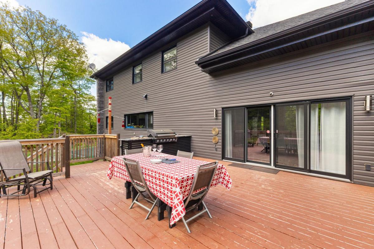 Terrasse arrière avec vue sur le terrain
