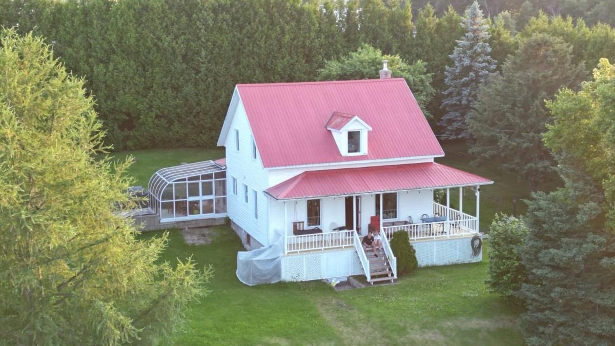 Charmante maison d'époque avec vue imprenable sur le Lac-Saint-Jean : trois chambres, accès au lac et grand terrain paysager