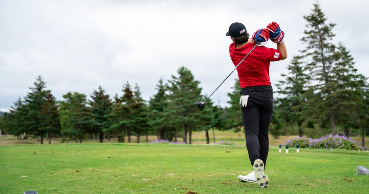 Alex Newhook golf avec gants hockey