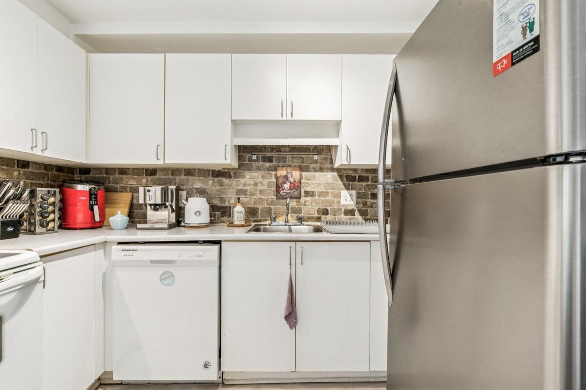 Lumineux, accueillant : un condo rez-de-jardin plein de charme au cœur du Village Saint-Louis à Lachine
