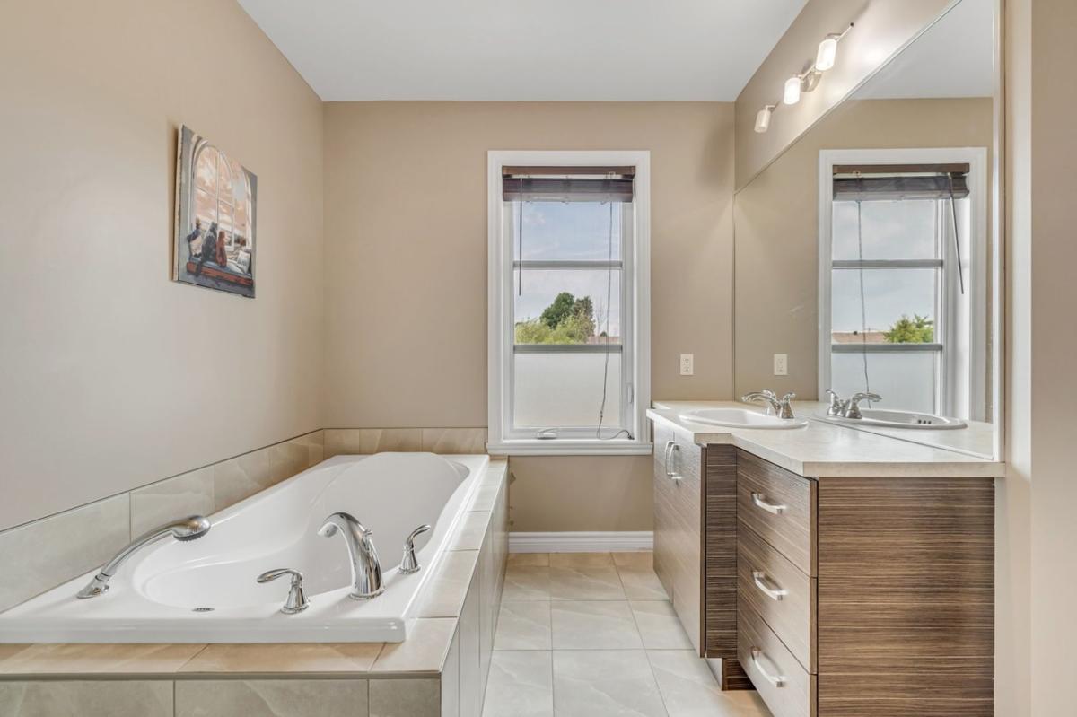 Salle de bain complète à l'étage
