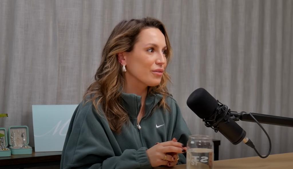 Géraldine Lamarche sur le plateau d'un podcast