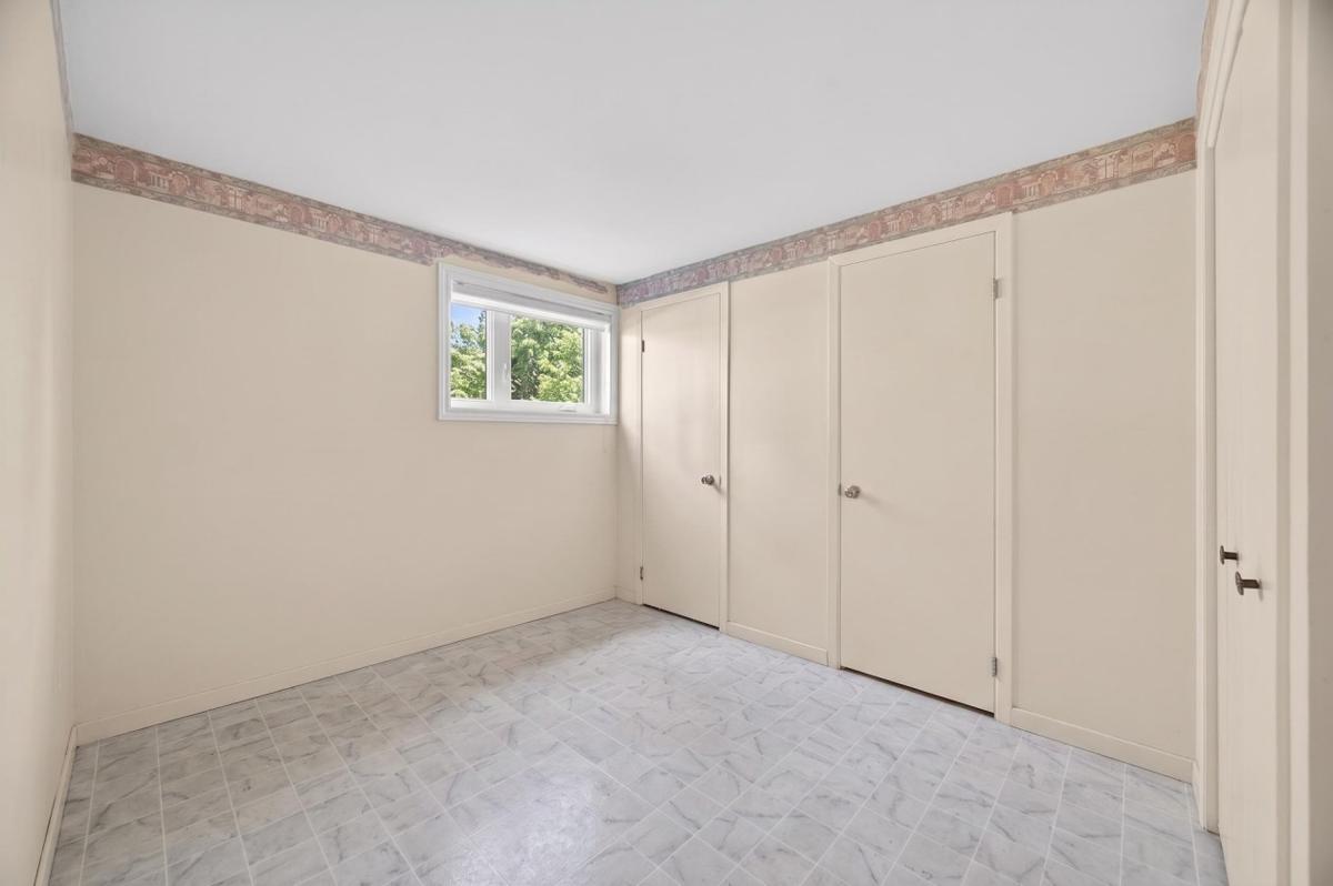 Chambre avec rangements