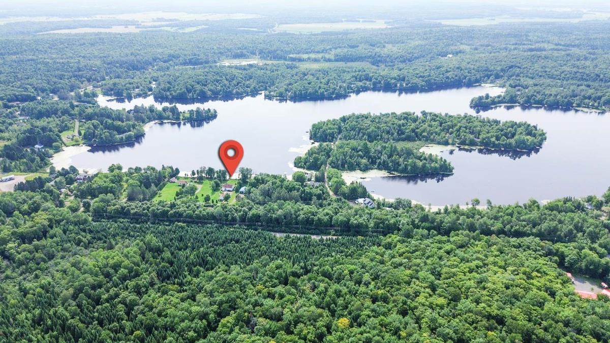 Vue aérienne de la propriété et du lac