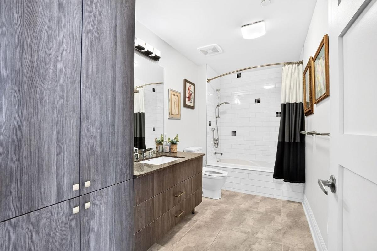 Salle de bain moderne et soignée
