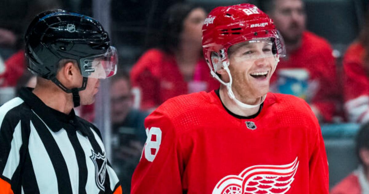 Patrick Kane-Red Wings-Referee-Feat-Nic Antaya-Getty Images