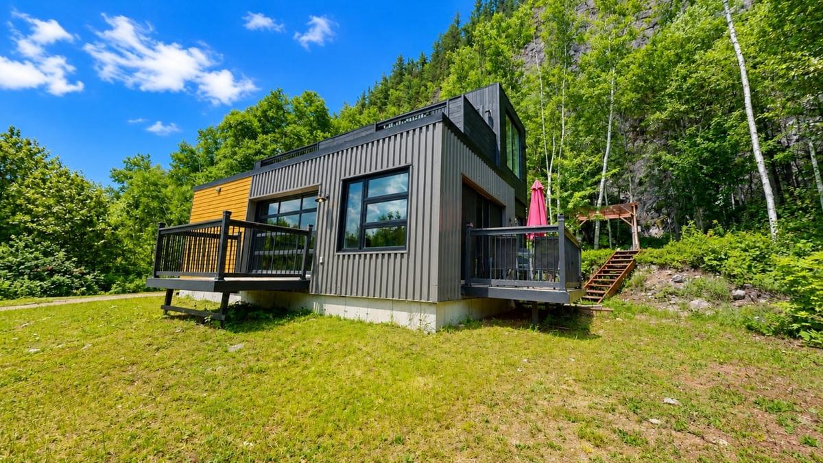 Façade du chalet au style industriel moderne