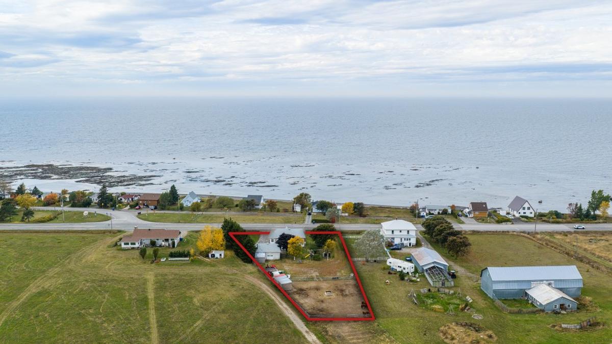 Panorama aérien de la propriété et du Saint-Laurent
