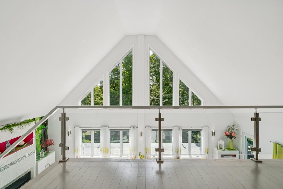Le salon avec son foyer au propane et le mur décoratif