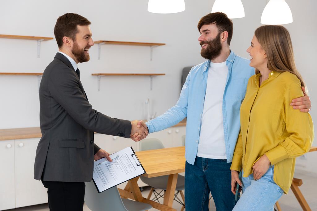 Freepik, courtier immobilier avec un couple, vente de maison ou condo