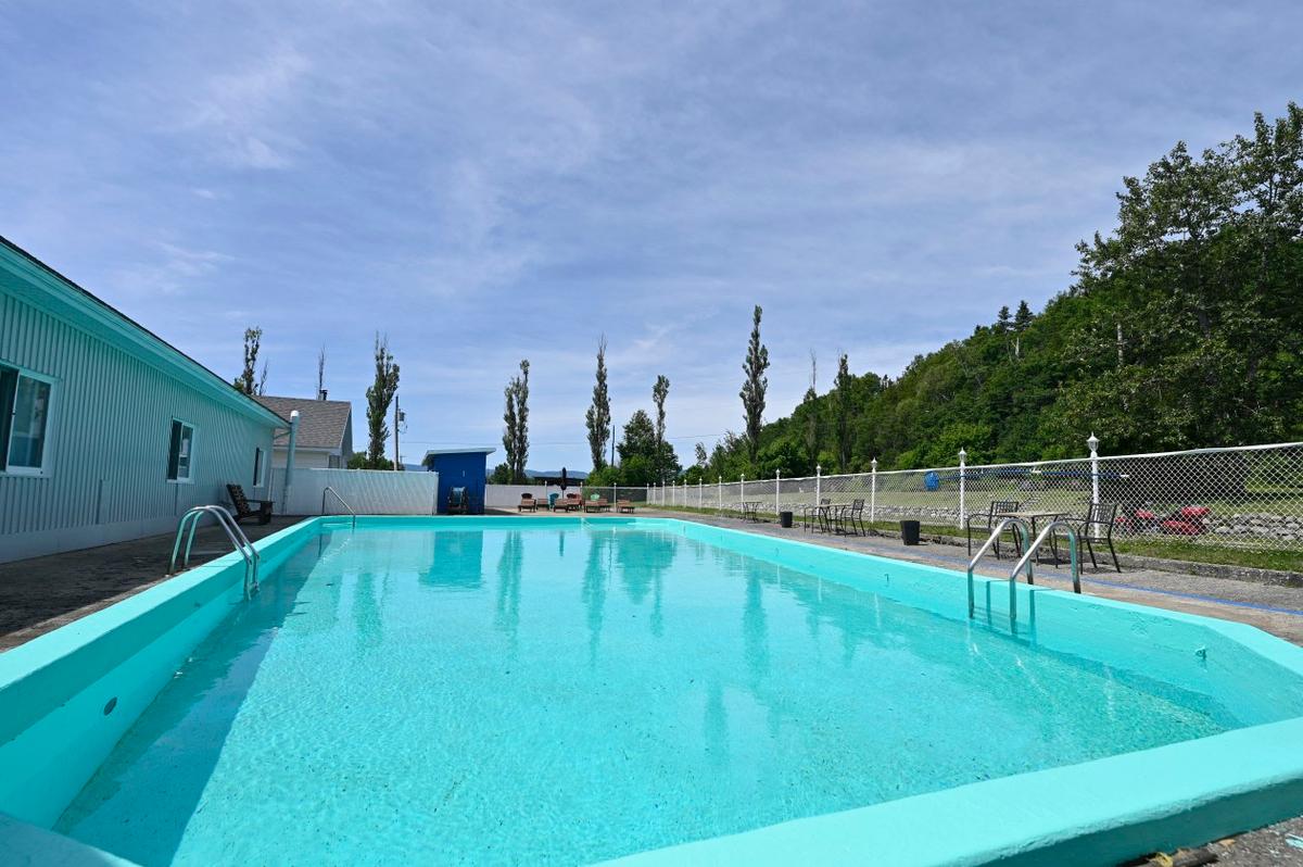 Piscine extérieure chauffée du complexe