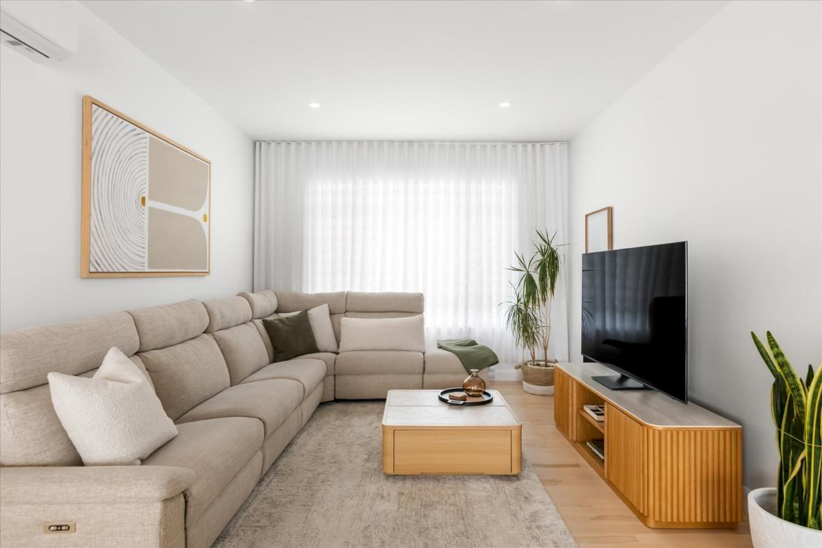 Salon baigné de lumière naturelle avec plafonds de 9 pieds