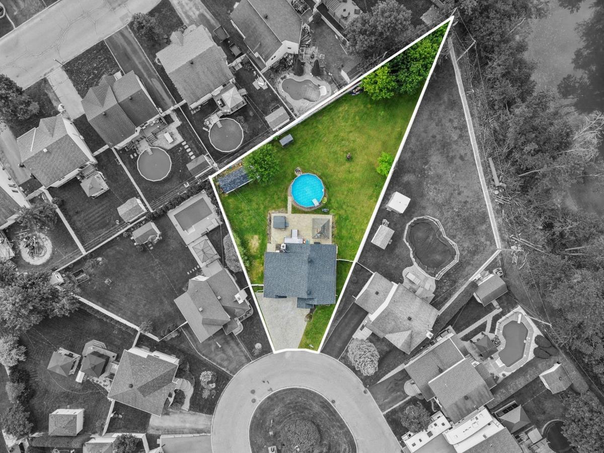 Vue aérienne de la propriété et du terrain