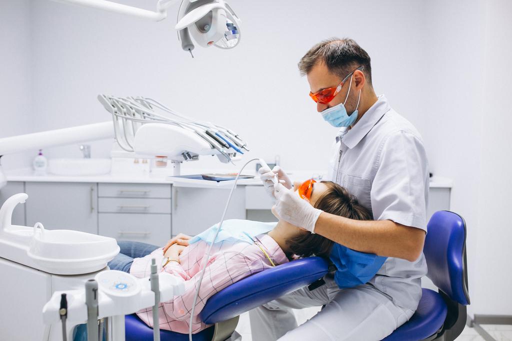 senivpetro - Freepik, dentiste