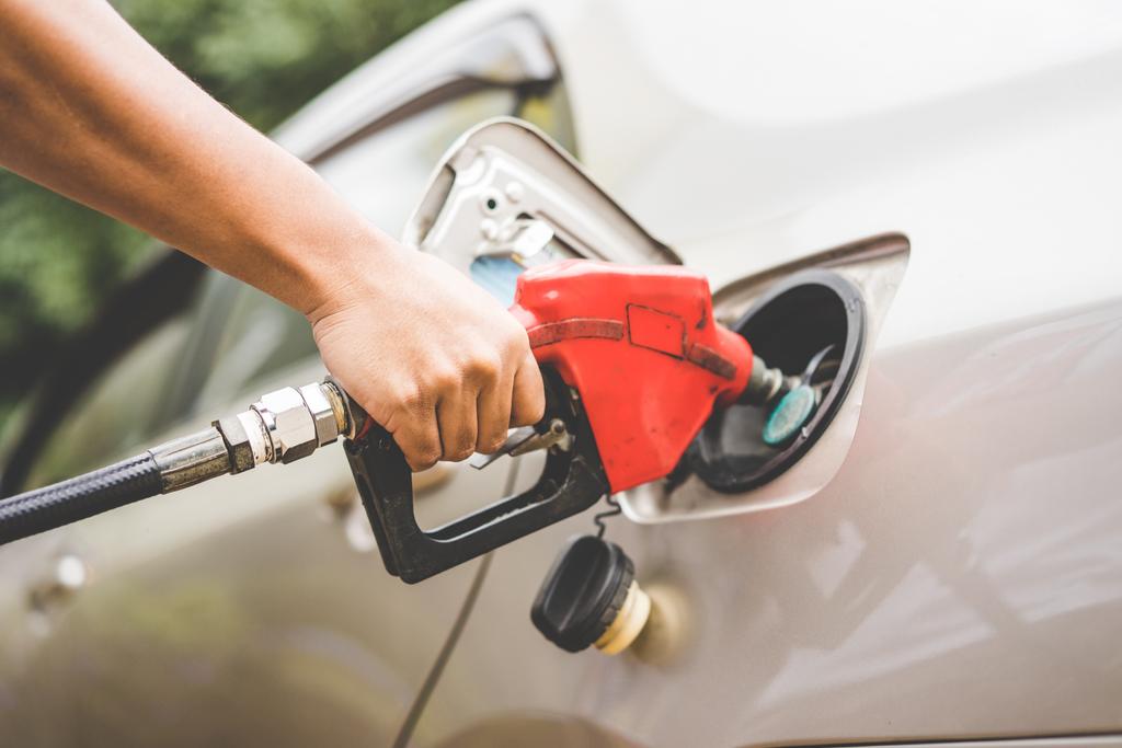 Un automobiliste fait le plein d'essence