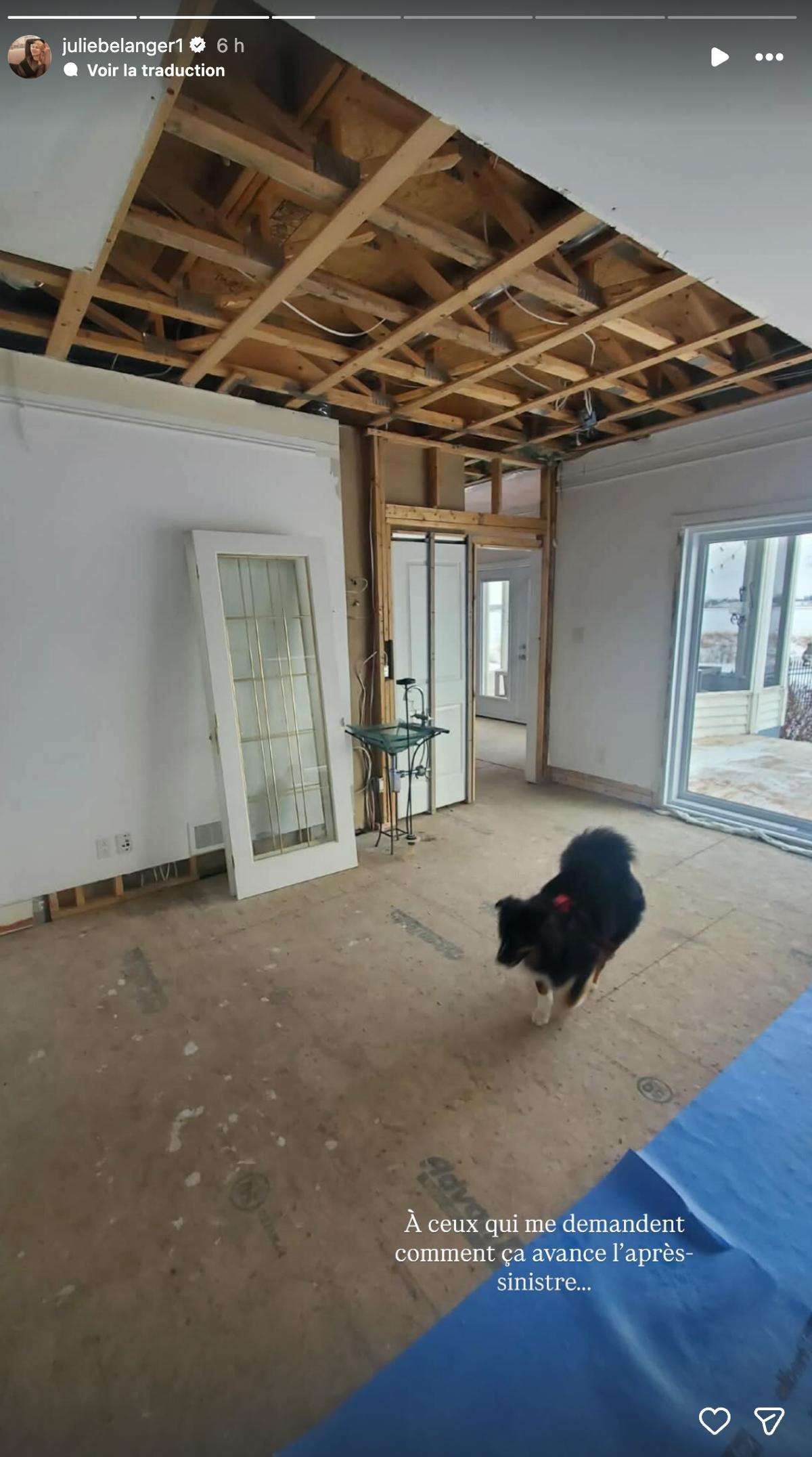 Julie Bélanger montre l'état de sa maison après son sinitre