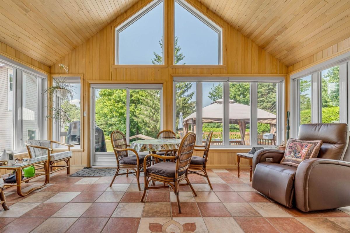 La verrière au plafond cathédrale en bois