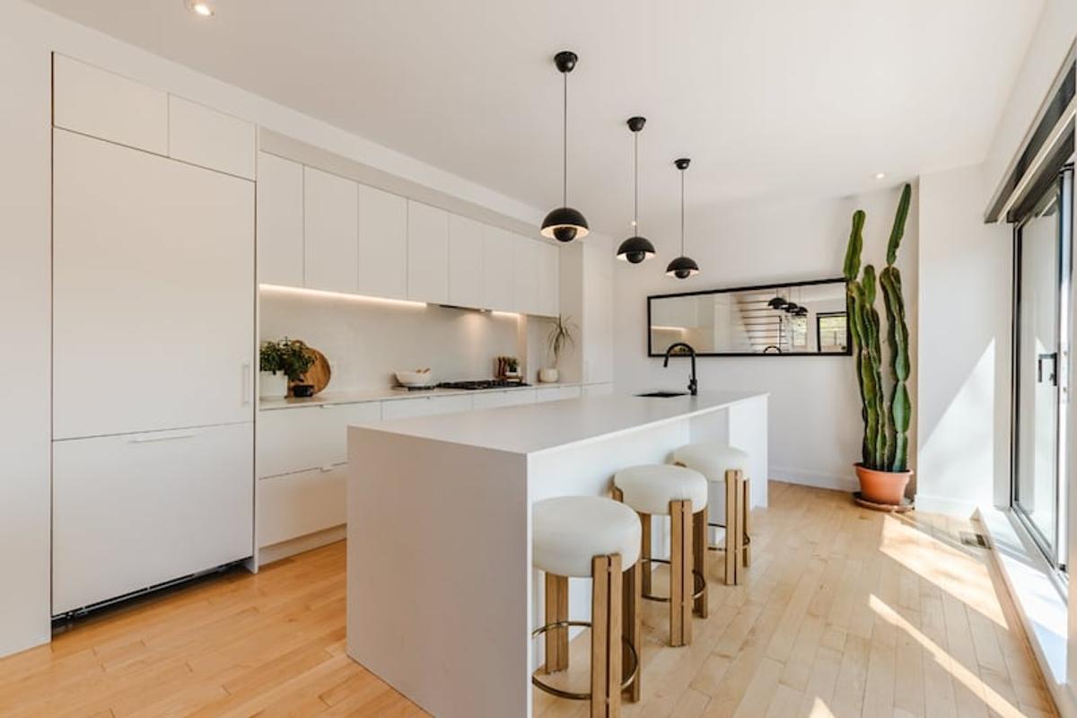 Chambre lumineuse avec fenestration pleine hauteur