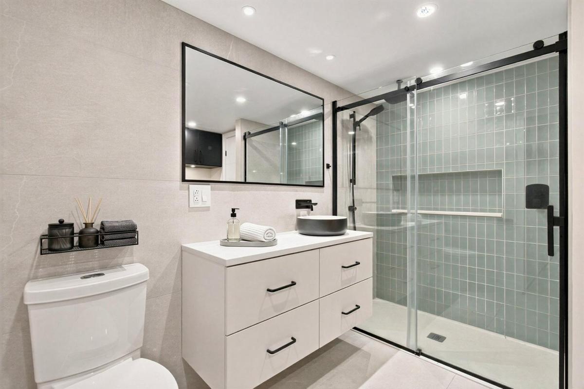 Ingrid Falaise met en vente son superbe duplex rénové au cœur du Nouveau-Rosemont