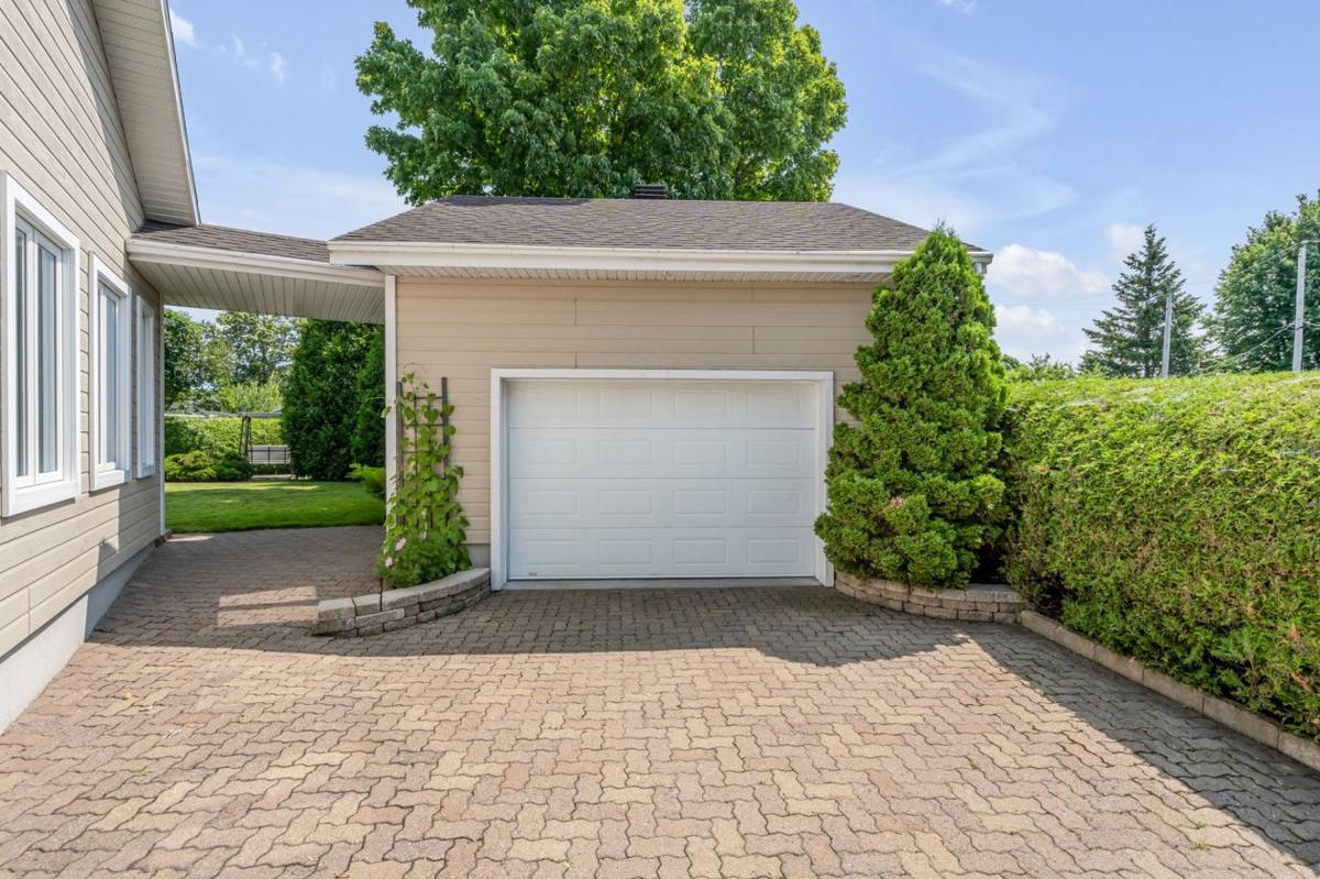 Garage avec rangement aménagé