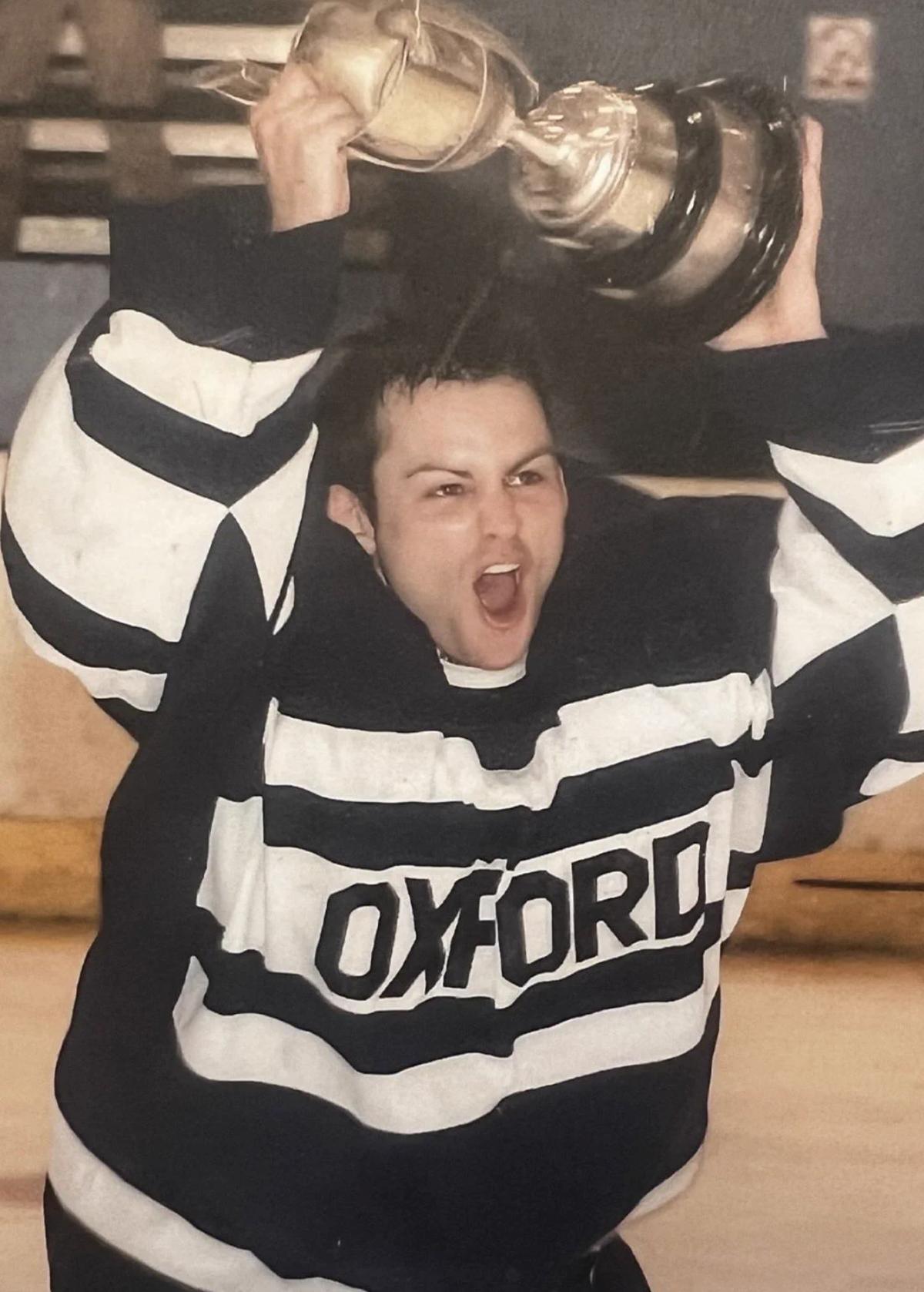 Paul St-Pierre Plamondon dans l'uniforme d'Oxford
