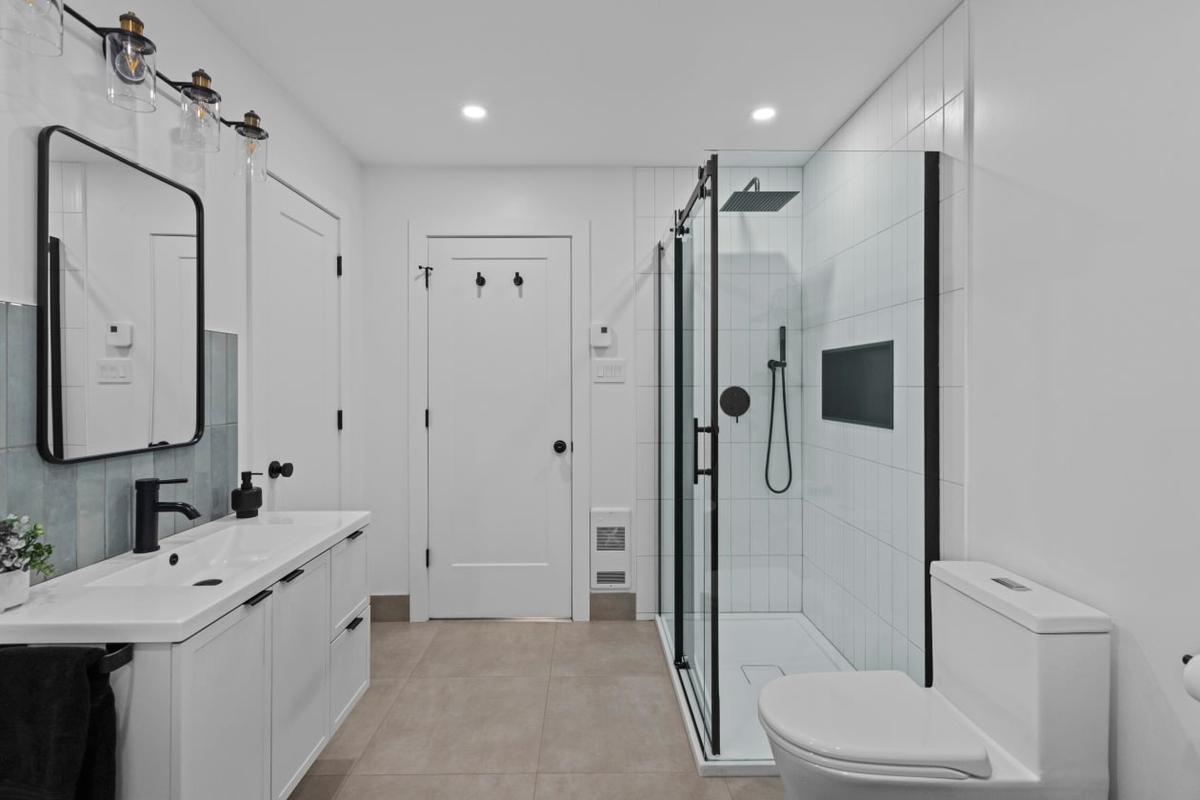 Salle de bain rénovée aux finitions soignées