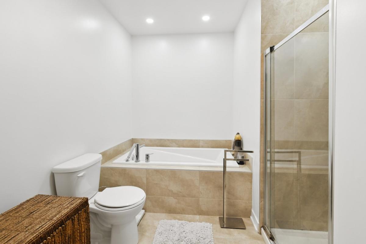 Salle de bain complète aux finitions modernes