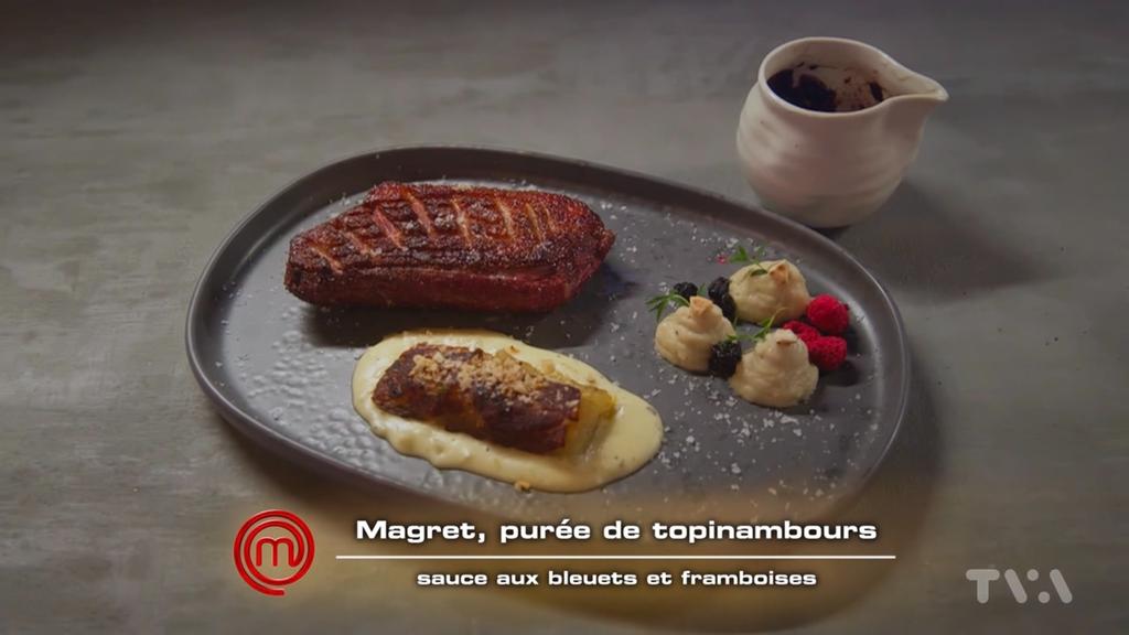 magret de canard à l'ancienne avec purée de topinambour et une sauce confiturée aux bleuets et framboise