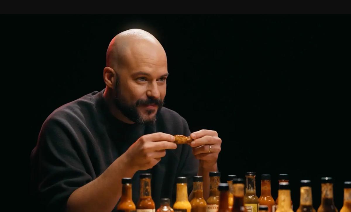 Marc-André Grondin à Hot Ones Québec