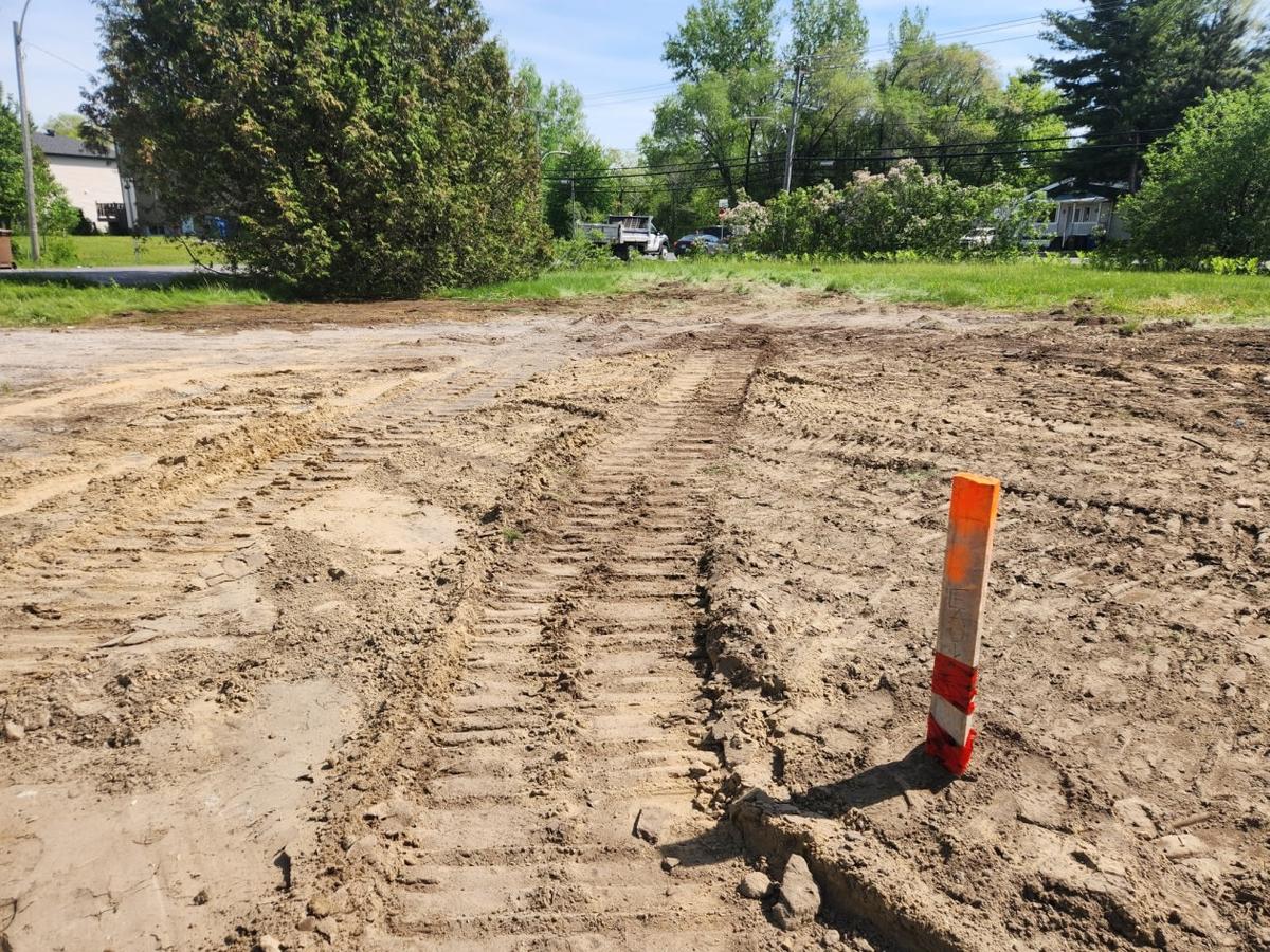 Terrain dégagé vu de plus près